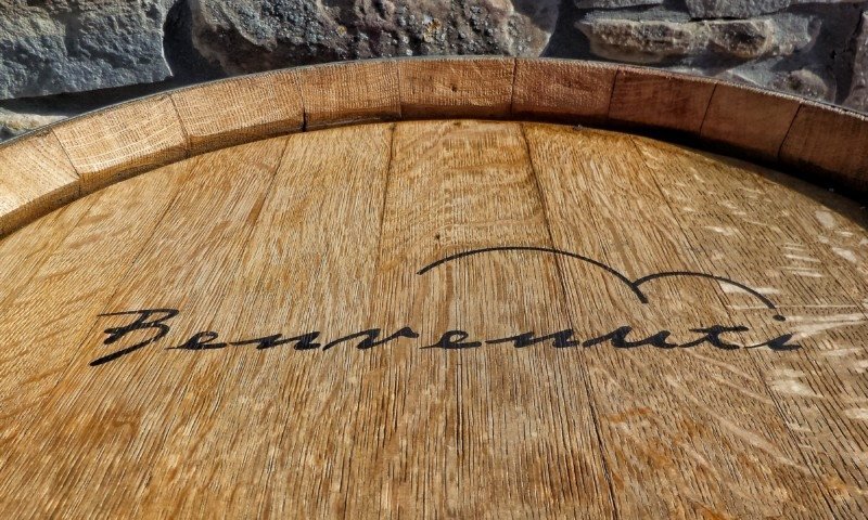 barril de madeira com os dizeres em italiano "benvenuti" escritos em cima da tampa, que significa "bem vindo".