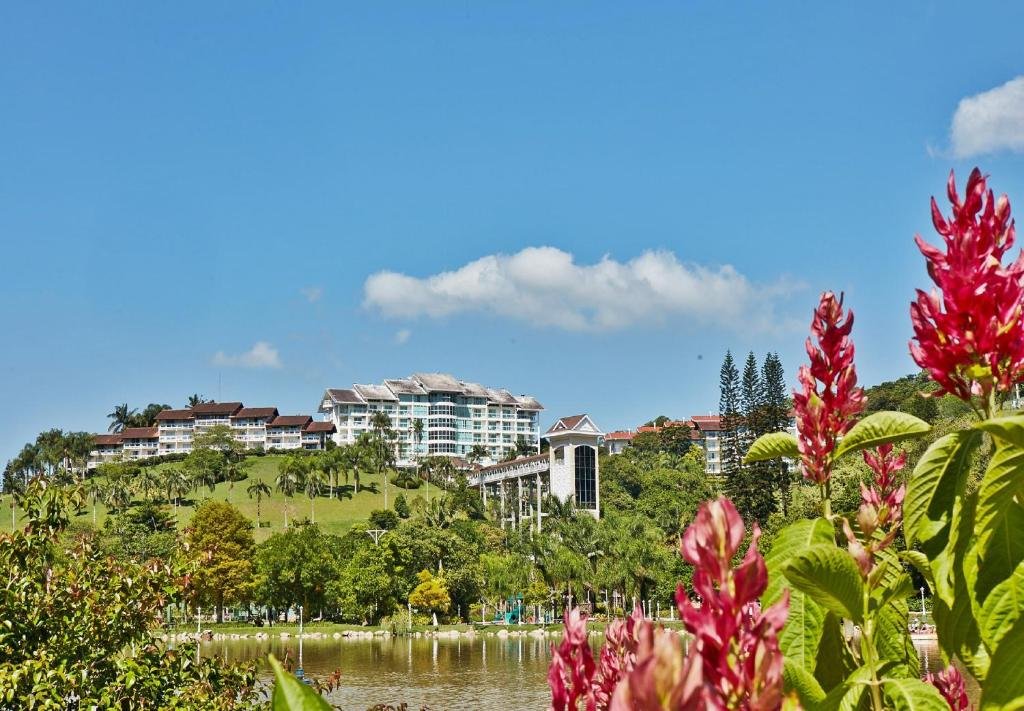 Área eterna da Fazzenda Park Hotel. árvores ao redor de um lago, no fundo o hotel fazenda.