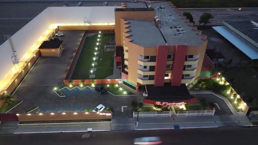 Vista de cima do Flamboyant Suite Hotel. Do lado direito o prédio do hotel, do lado esquerdo o jardim e o estacionamento.