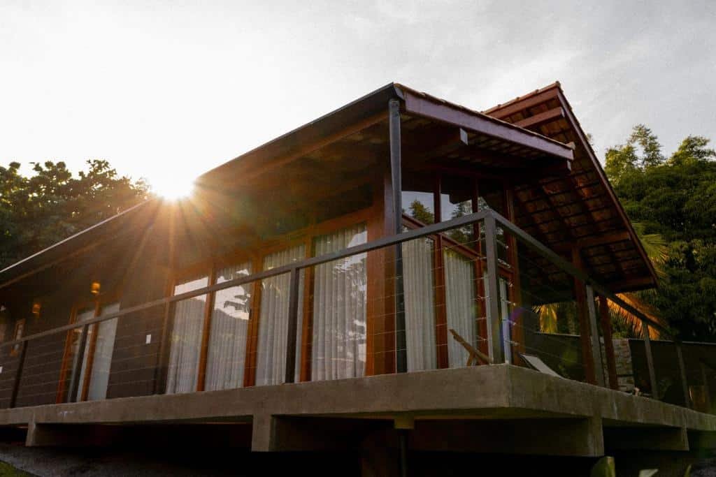 Frente da casa Nai durante o dia.