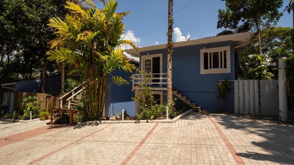 Vista da frente da Oré Suítes e Chalés na Praia Vermelha do Centro.