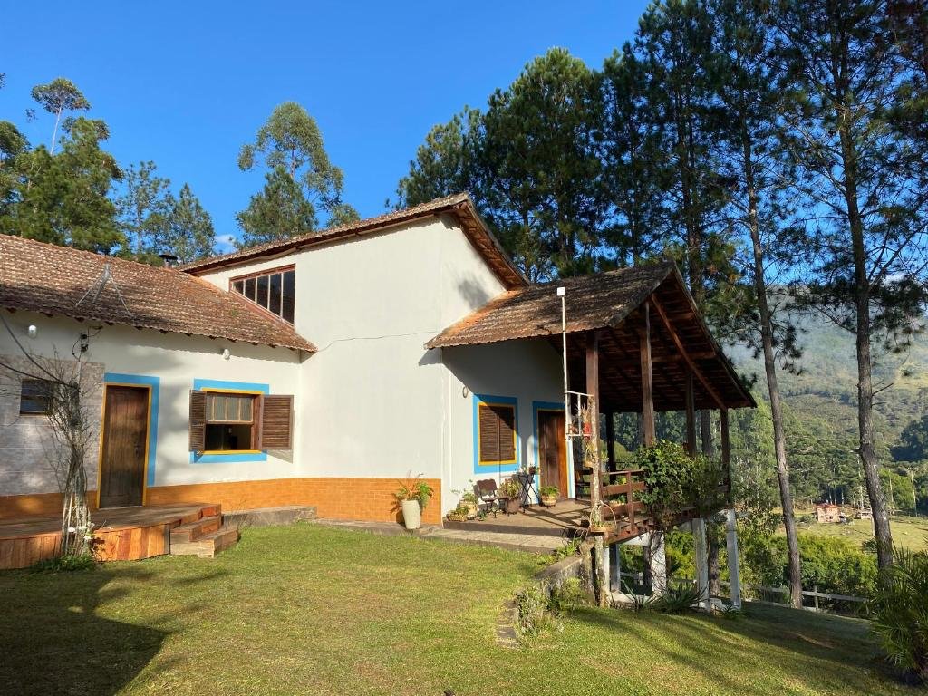 Vista da frente Pousada Lenda da Montanha na zona rural de Aiuruoca.