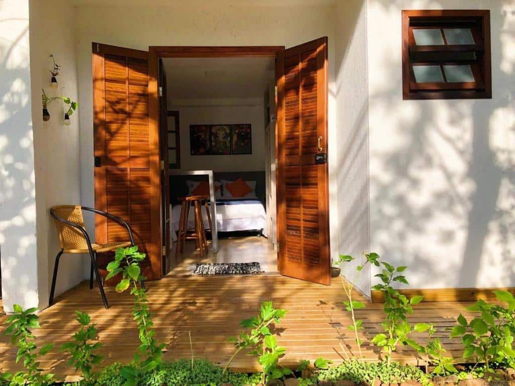 Vista da frente do quarto do Pousada Rancho do Onofre Almada na Praia da Almada.