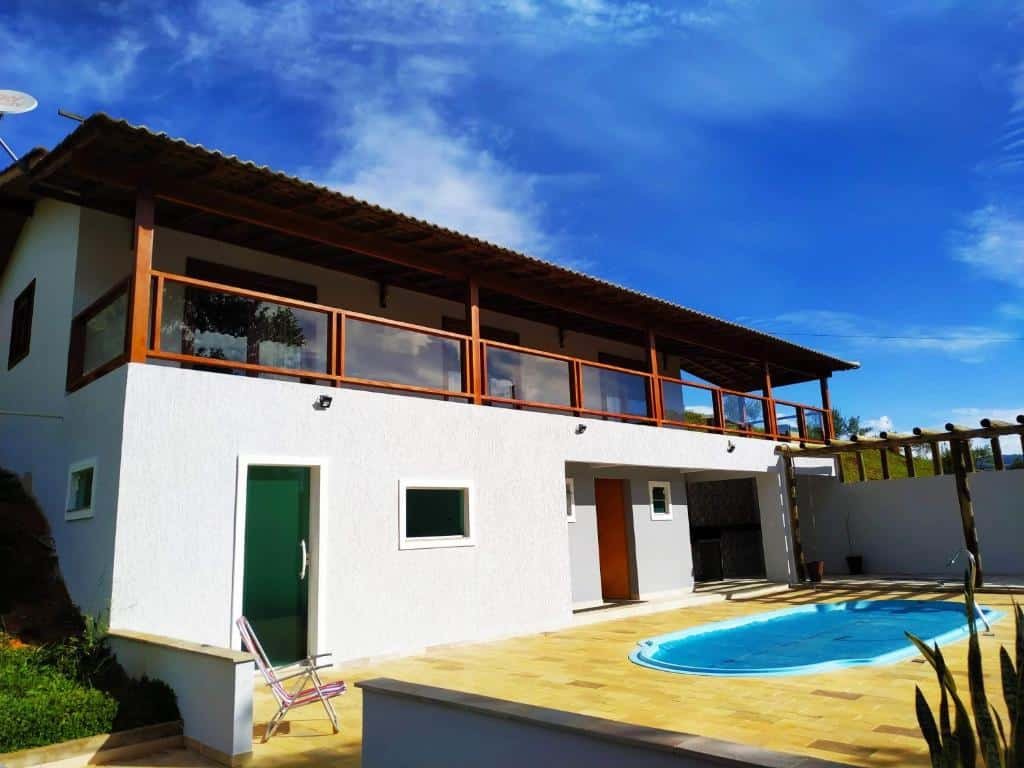 Vista da frente da Pousada Sítio Vale das Olivas com piscina em Aiuruoca.