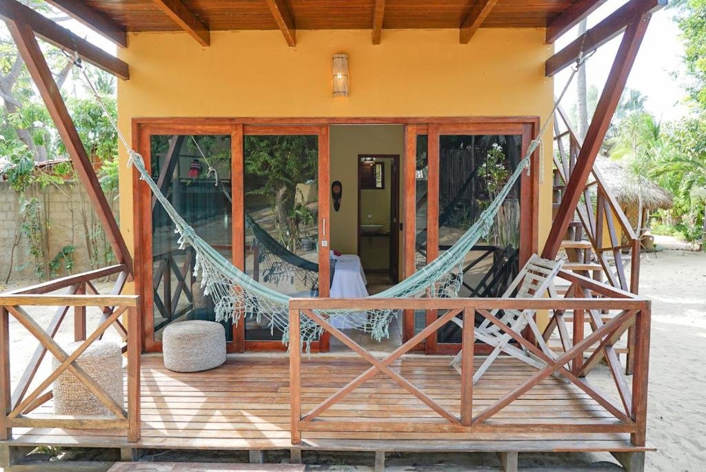 Vista da sacada da Pousada Rota dos Ventos  com rede em pousada Barra Grande no Piauí.