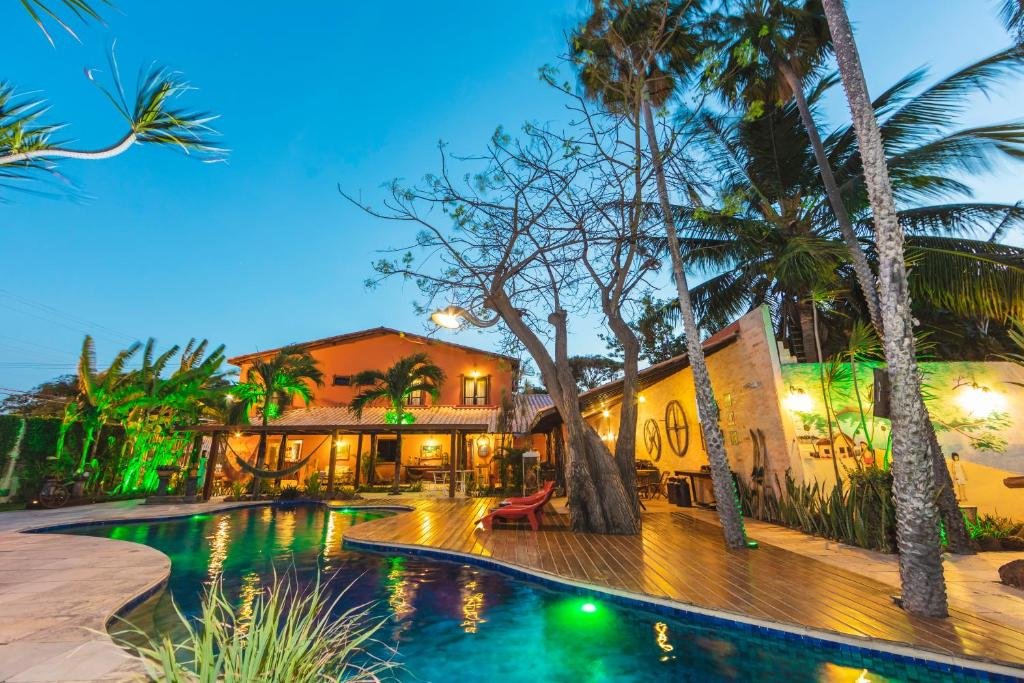 Vista da frente da Vila Parnaíba com piscina em pousadas na Rota das Emoções.