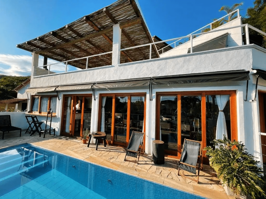 Vista da frente da casa Nai em Toque-Toque Pequeno. Representa airbnb em São Sebastião.