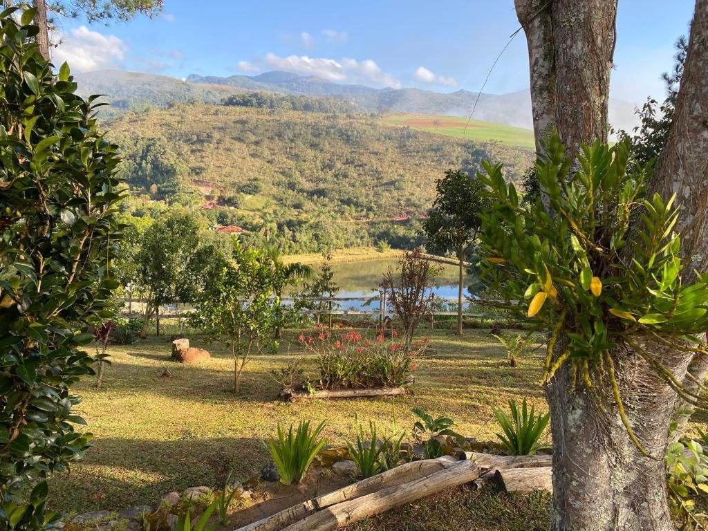 Vista do lago da Pousada Lenda da Montanha em Aiuruoca.