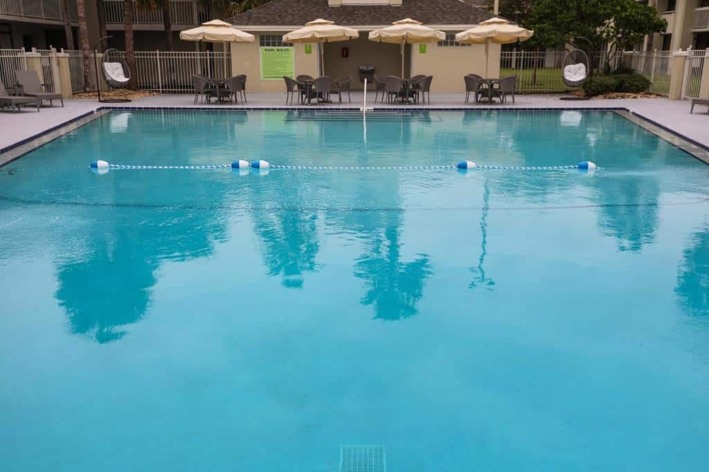 piscina do GreenPoint Hotel Kissimmee, um dos hotéis em Kissimmee com cadeiras de praia ao redor