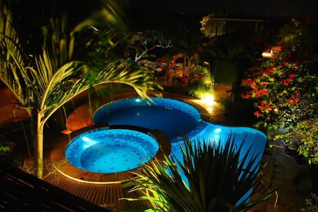 Vista de cima da piscina da Pousada Jeribá em onde ficar na Rota das Emoções.