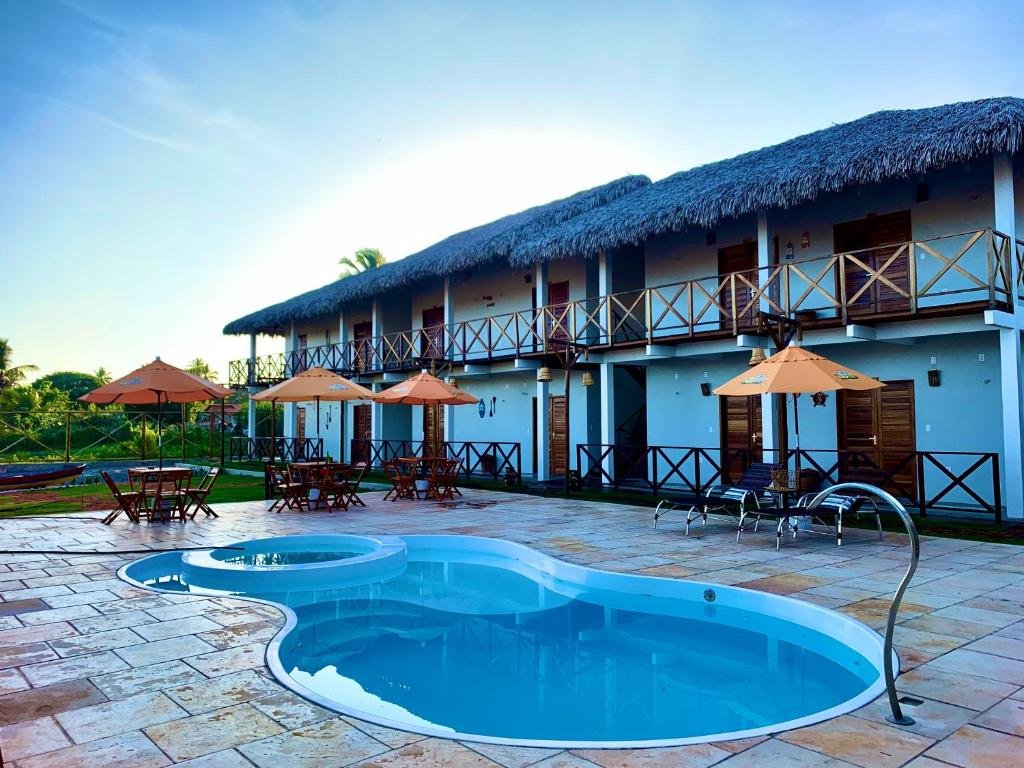 Vista da Pousada Ventos do Norte com piscina na frente em pousada em Barra Grande.