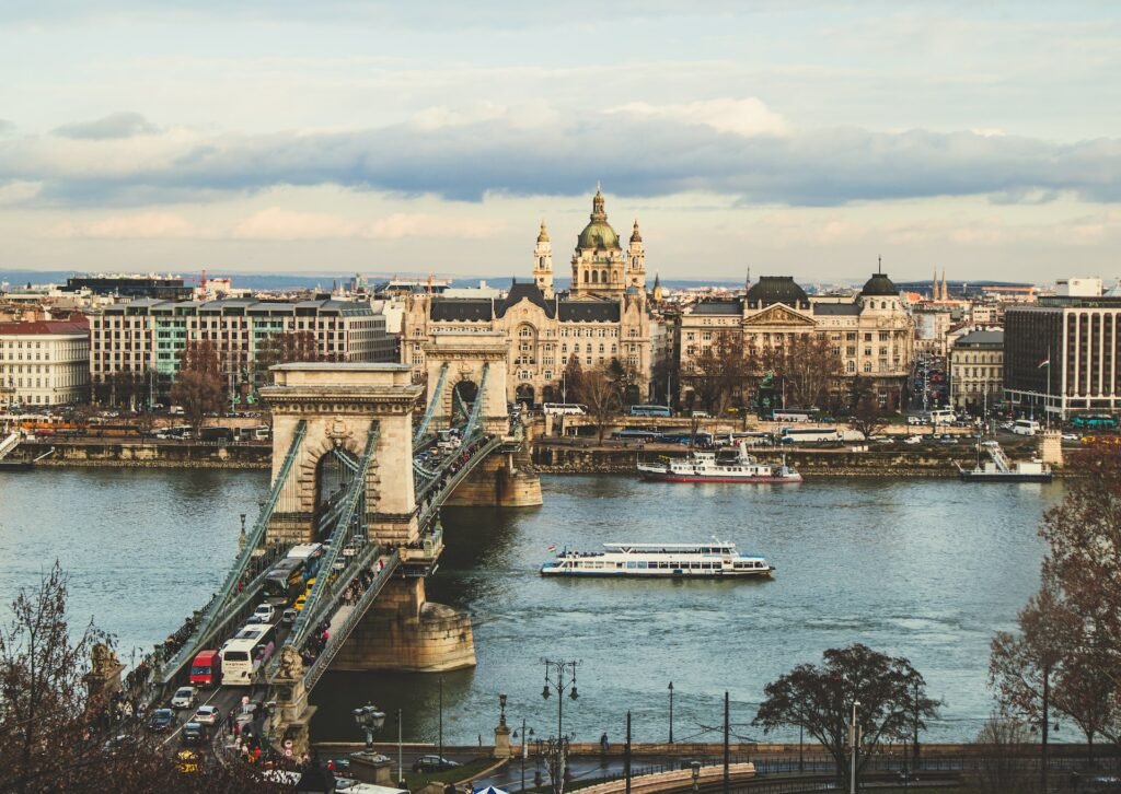 Vista de Budapeste com a Ponte das Correntes sobre o Rio Danúbio, com edifícios históricos e paisagem urbana ao fundo. Esse é um dos destinos indicados no guia de mochilão pela Europa.