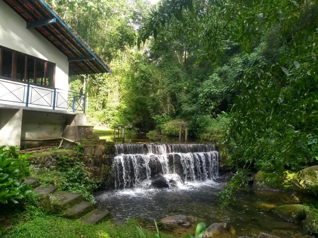 Cachoeira passando em frente de um dos quartos da pousada moinho azul em Teresópolis.