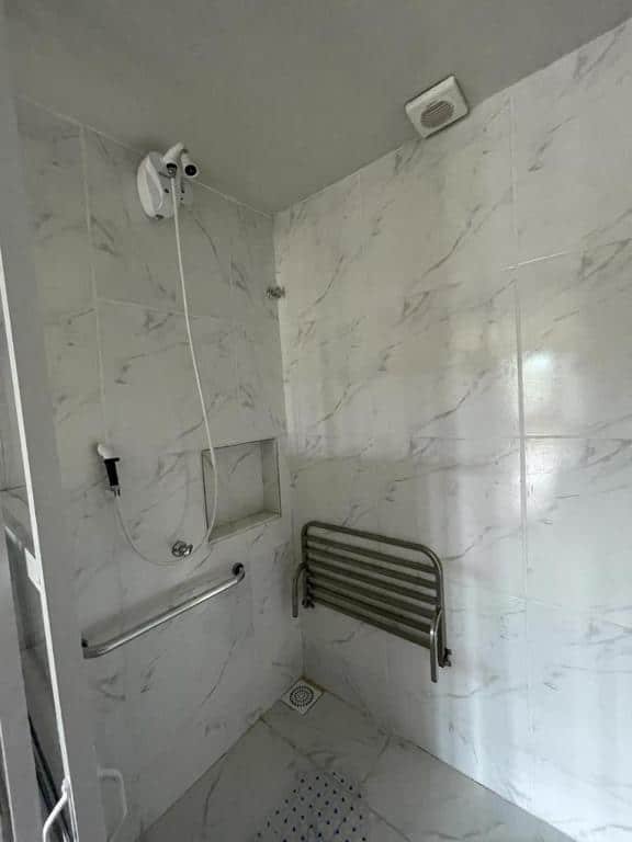 Banheiro com acessibilidade da pousada r.n.c nosso paraíso em Teresópolis, ilustrando post pousadas em Teresópolis.