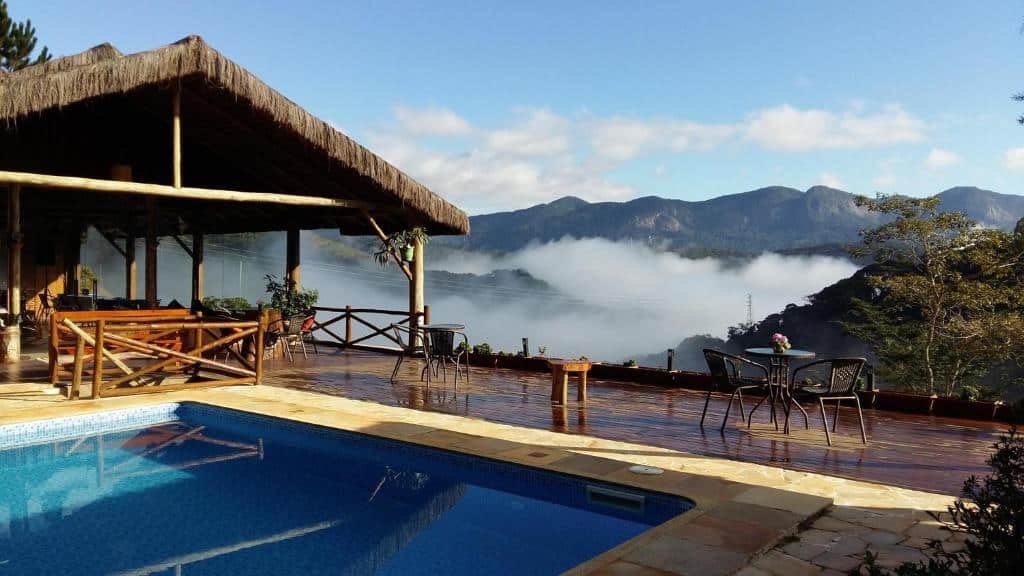 Piscina da pousada r.n.c nosso paraíso em Teresópolis com vista para as montanhas, ilustrando post pousadas em Teresópolis.
