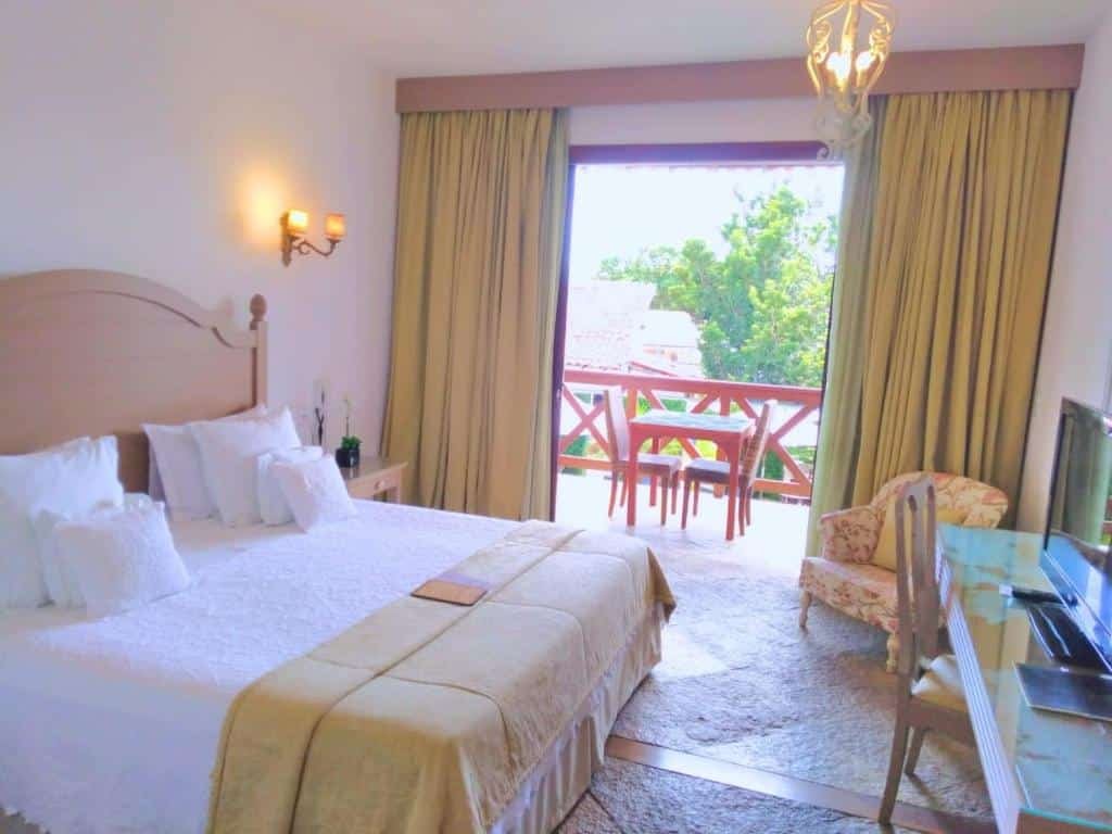 Quarto da Casa de St. Antônio Hotel Boutique, em Parnaíba com varanda.