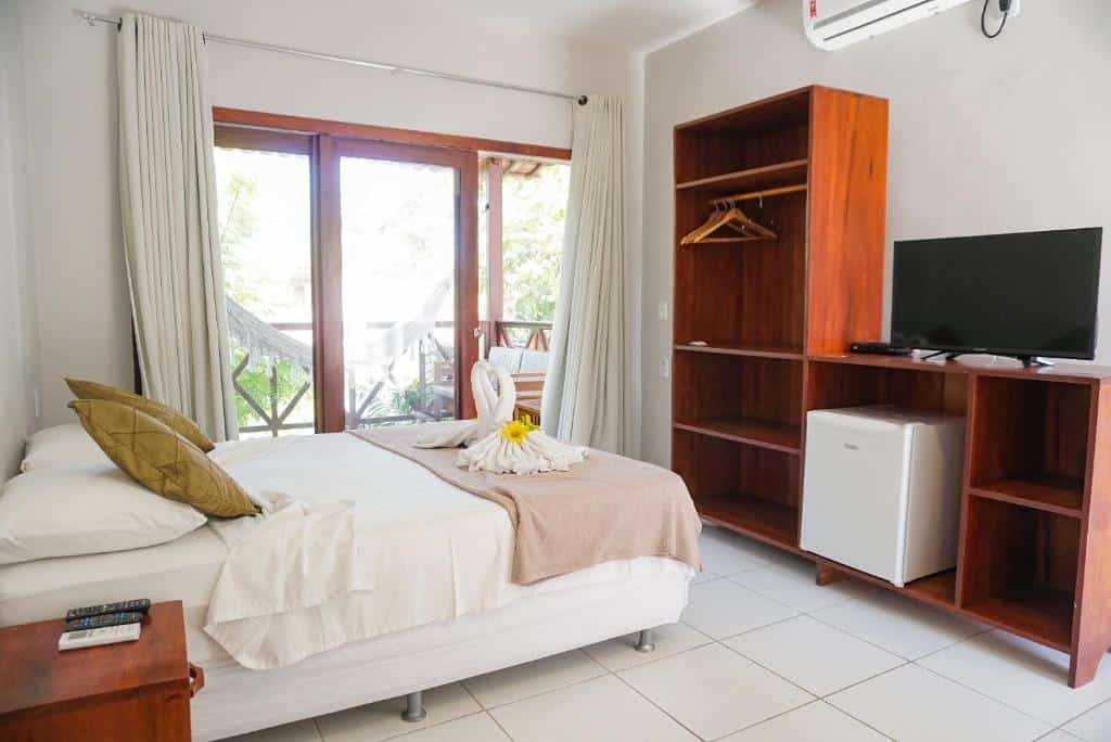 Quarto com TV na Casa Suíça Brasileira.