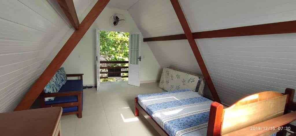 Quarto do Chalé da Dalva com varanda.