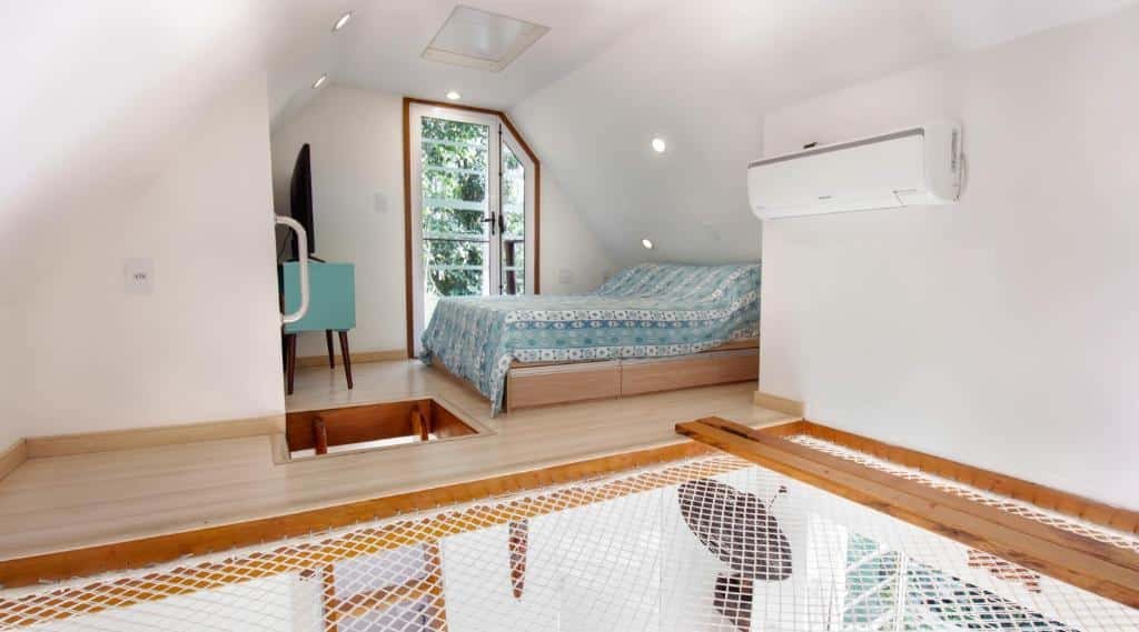 Vista do quarto Chalé na Mata Atlântica.