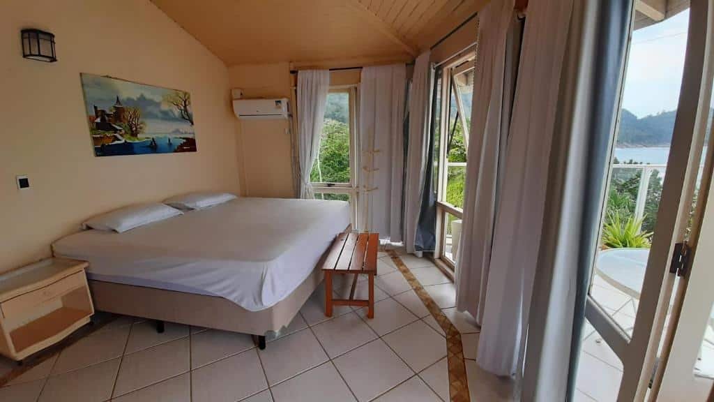 Vista do quarto do Duplex pe na areia com varanda de frente ao mar.