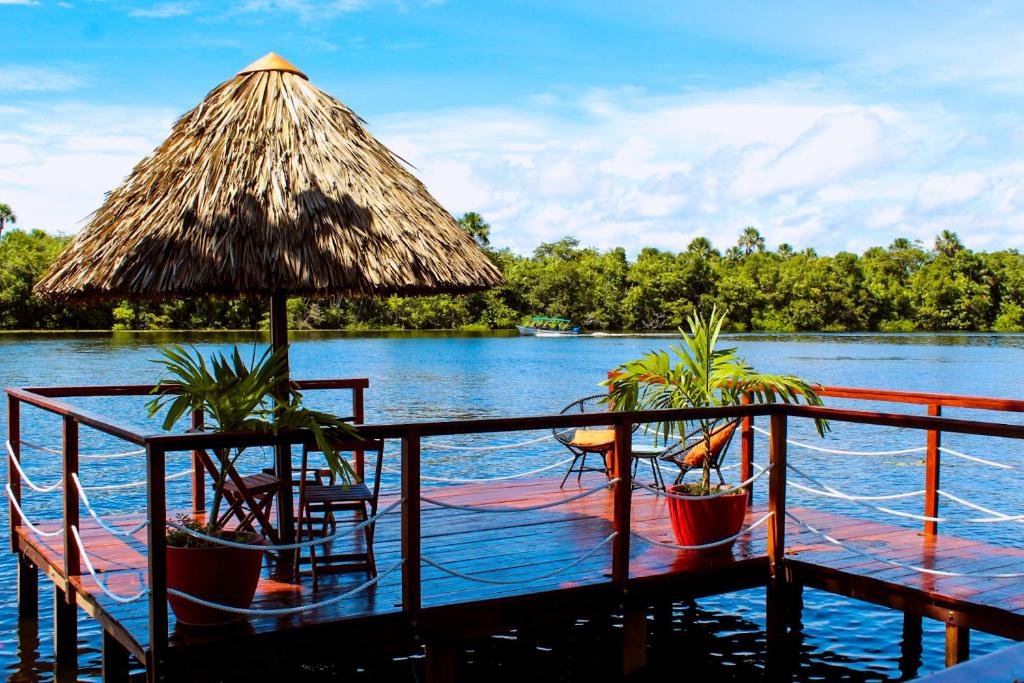 Área de descanso em frente ao rio na Pousada Do Porto em pousadas na Rota das Emoções