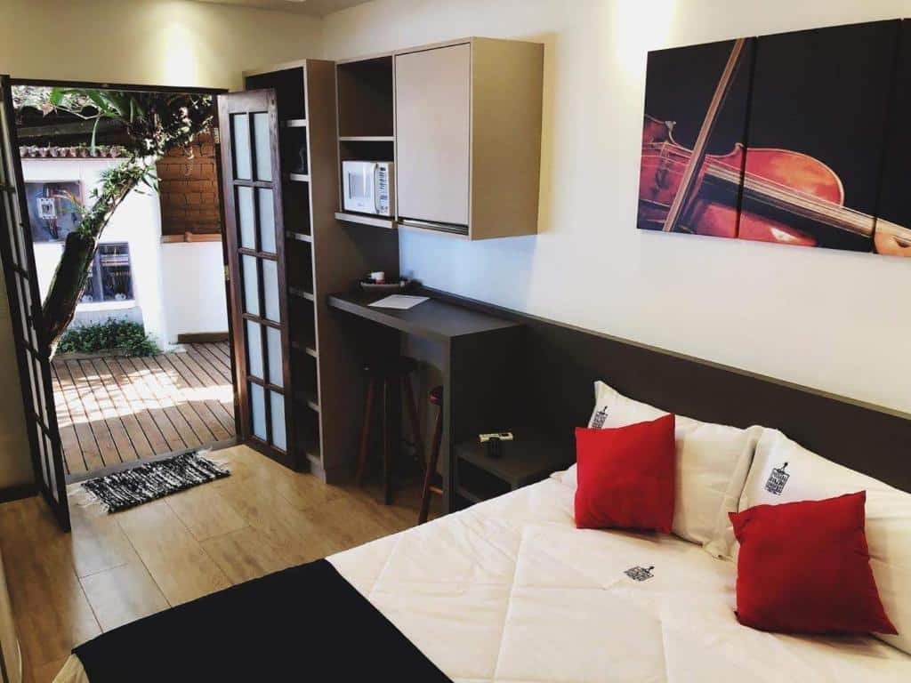 Quarto da Pousada Rancho do Onofre Almada com cama e varanda na Praia da Almada.