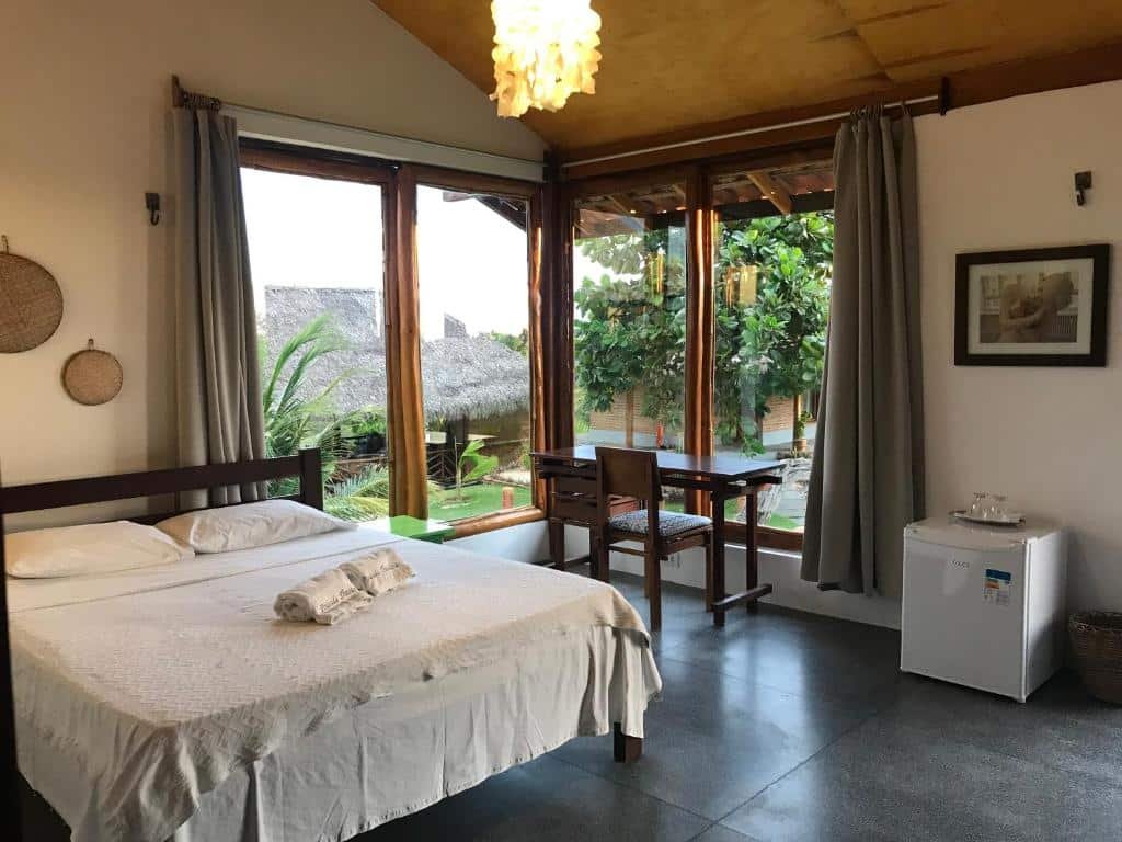 Quarto da Pousada Theodora com cama ampla.