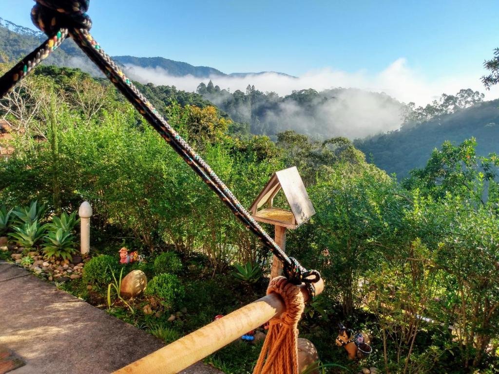 Exterior do Recanto Mauá - Chalé Azaleia com vista para as montanhas.