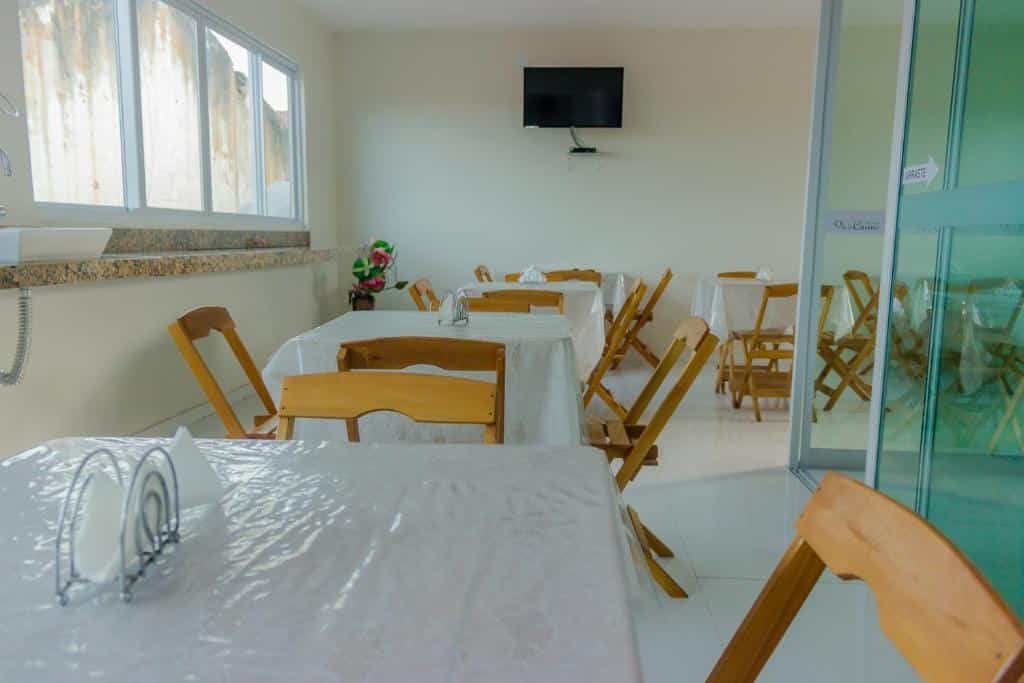 Sala de café da Pousada Vila do Carmo em pousada na Rotas das Emoções