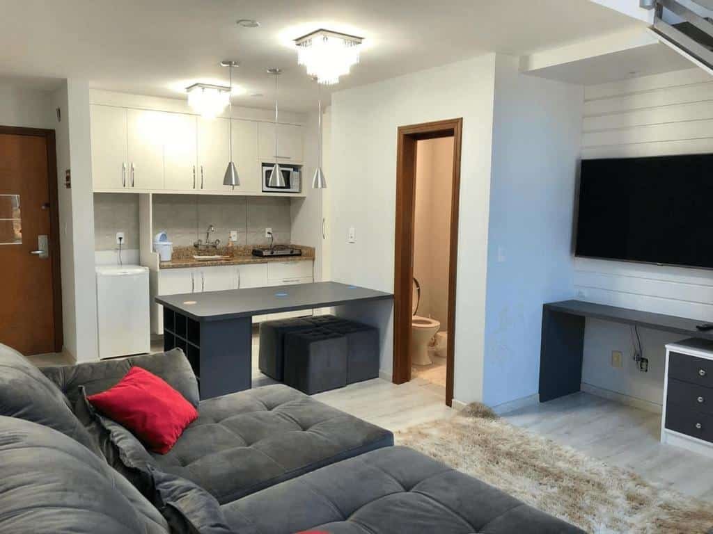 Uma sala na frente, atrás uma mini cozinha com um balcão e a porta do banheiro do lado direito do Saint Sebastian.