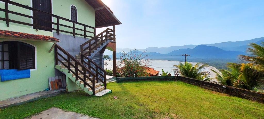 Vista da frente da Pousada Mirante da Chica House na Praia da Almada